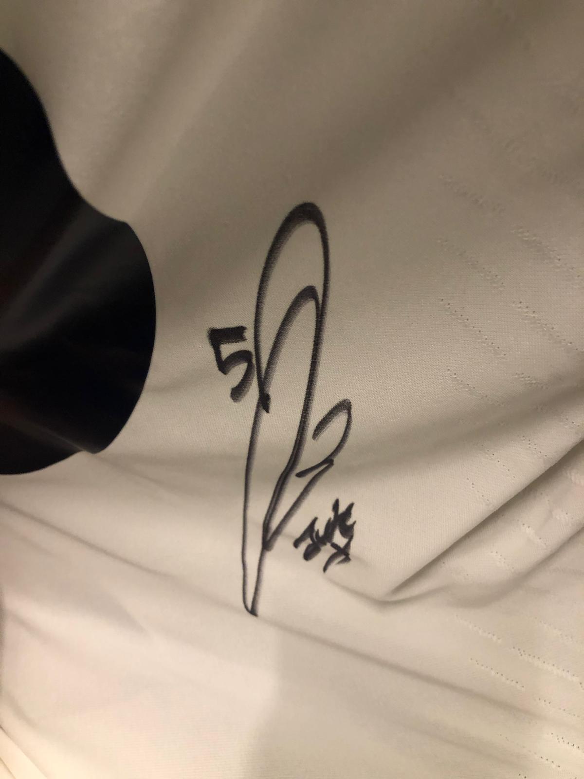 Camiseta blanca firmada 2